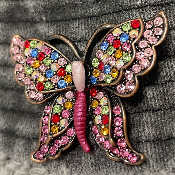 David and Young embroidered butterfly bucket hat with & vintage rhinestone pin - Picture 9 of 15